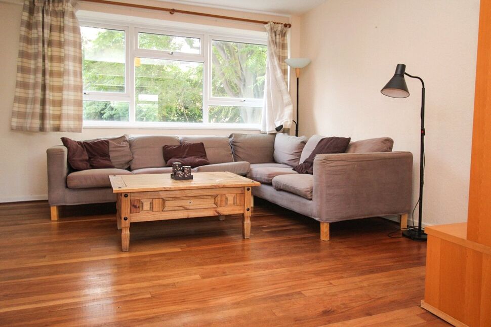 2 bedroom Flat for sale, Courtlands Avenue, London, SE12 £325,000