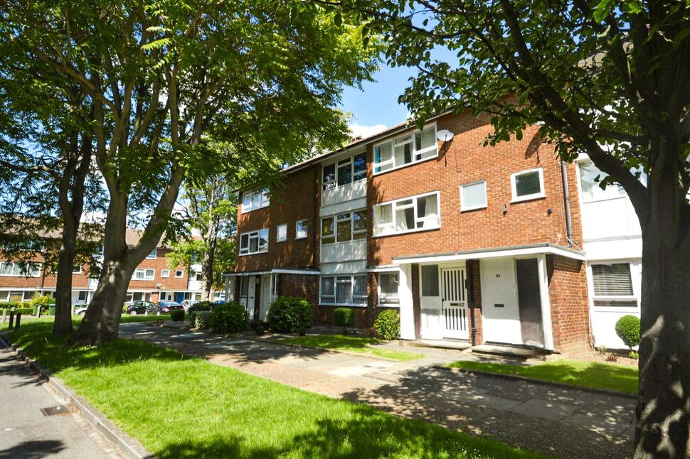 2 bedroom Flat for sale, Courtlands Avenue, London, SE12 £325,000