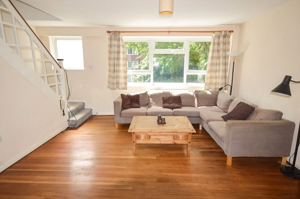 2 bedroom Flat for sale, Courtlands Avenue, London, SE12 £325,000