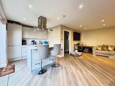 3 bedroom Flat for sale