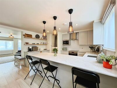 Greenacres, 2 bedroom  Flat for sale, £425,000
