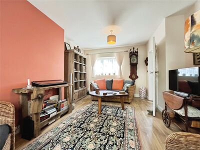 3 bedroom Mid Terrace House for sale