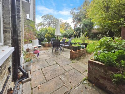 2 bedroom Mid Terrace Flat for sale