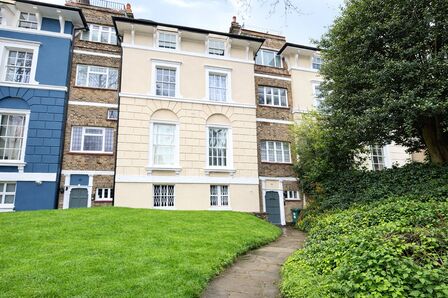2 bedroom Mid Terrace Flat for sale