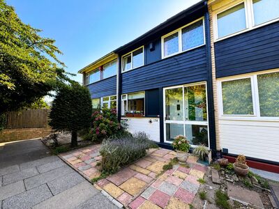 3 bedroom Mid Terrace House for sale