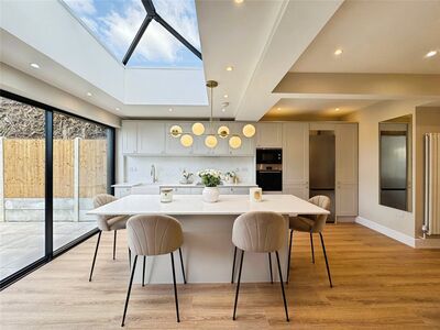 5 bedroom Mid Terrace House for sale