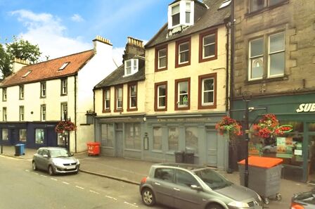 High Street, 2 bedroom  Flat to rent, £1,250 pcm