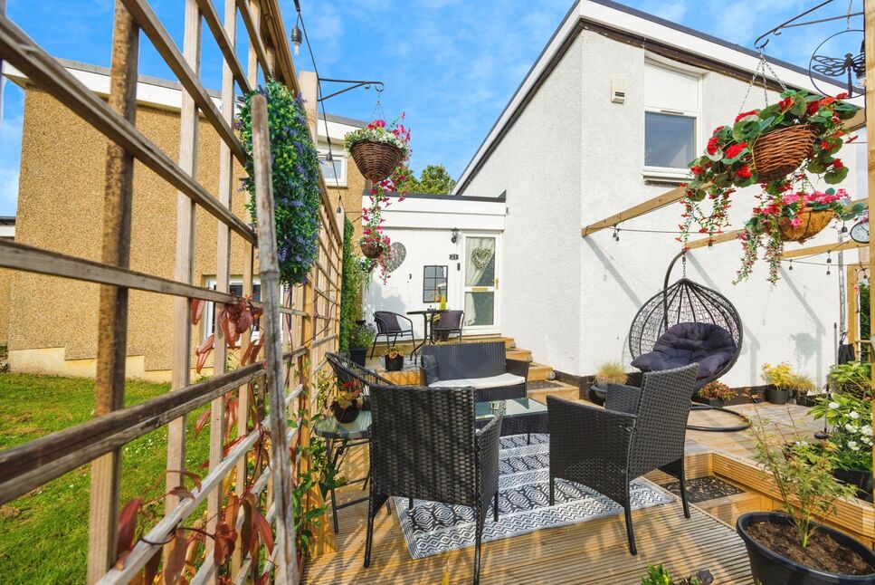2 bedroom Mid Terrace House for sale