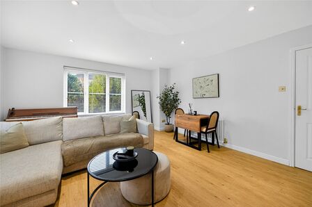 Queens Crescent, 2 bedroom  Flat for sale, £143,000