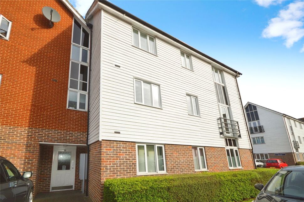 2 bedroom Flat to rent, Edward Vinson Drive, Faversham, ME13 £1,100 pcm