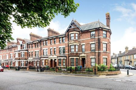 South Road, 1 bedroom Flat to rent, &pound;950 pcm