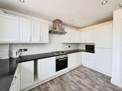 4 bedroom Mid Terrace House to rent