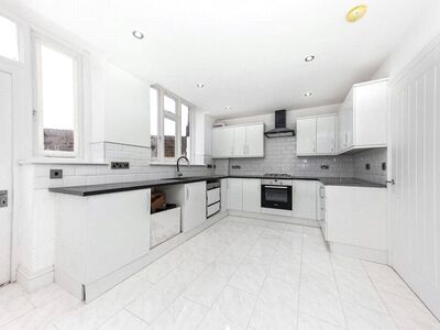 4 bedroom End Terrace House to rent