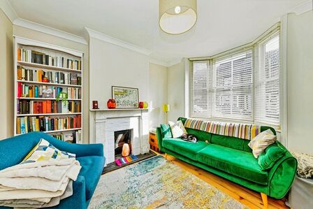 3 bedroom Mid Terrace House for sale