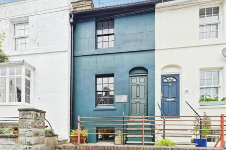 2 bedroom Mid Terrace House for sale
