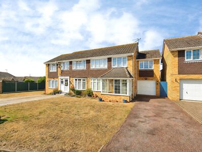 4 bedroom Semi Detached House to rent