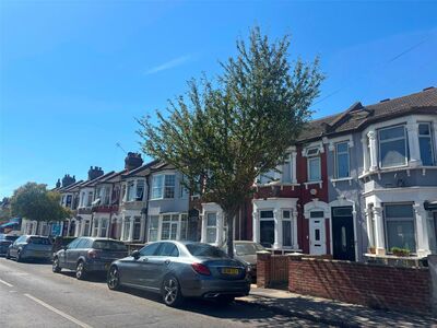 Richmond Road, 4 bedroom Mid Terrace House to rent, &pound;2,700 pcm