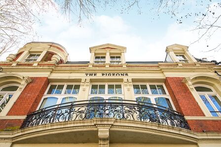 Romford Road, 2 bedroom Flat to rent, &pound;1,995 pcm