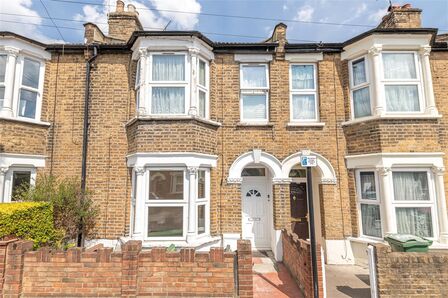 The Crescent, 2 bedroom  Flat to rent, £1,800 pcm