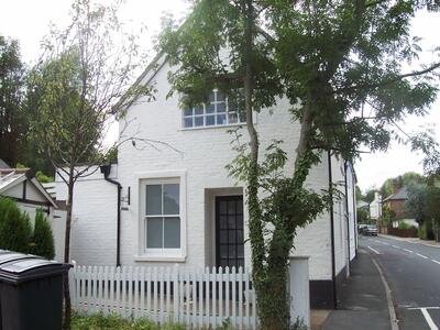Middle Hill, 3 bedroom Semi Detached House to rent, £2,100 pcm