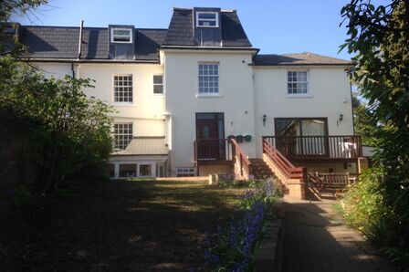 Egham Hill, 3 bedroom  Flat to rent, £1,900 pcm