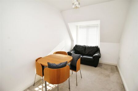 Station Road, 2 bedroom  Flat to rent, £1,750 pcm