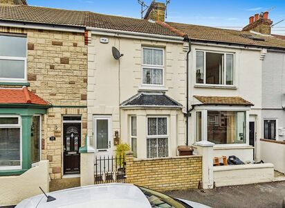 3 bedroom Mid Terrace House for sale