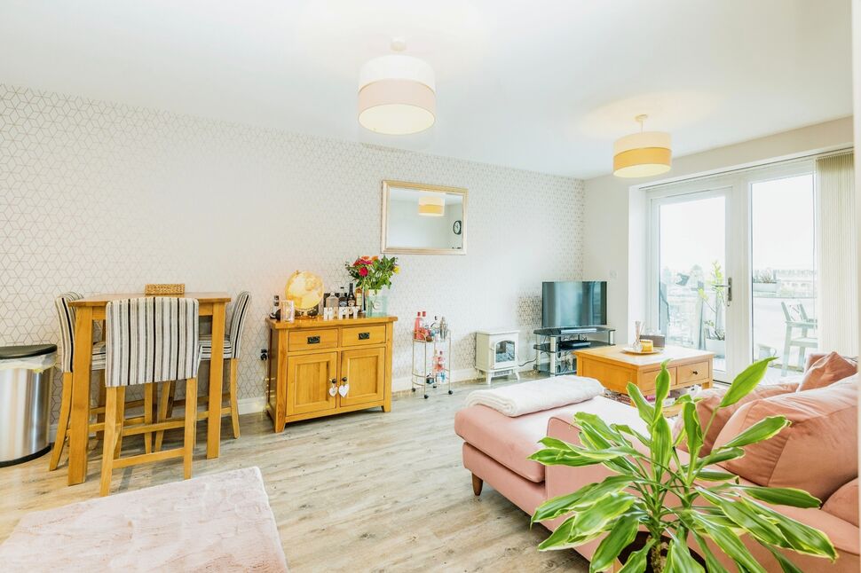 2 bedroom Flat for sale, Pearl Lane, Gillingham, ME7 £240,000