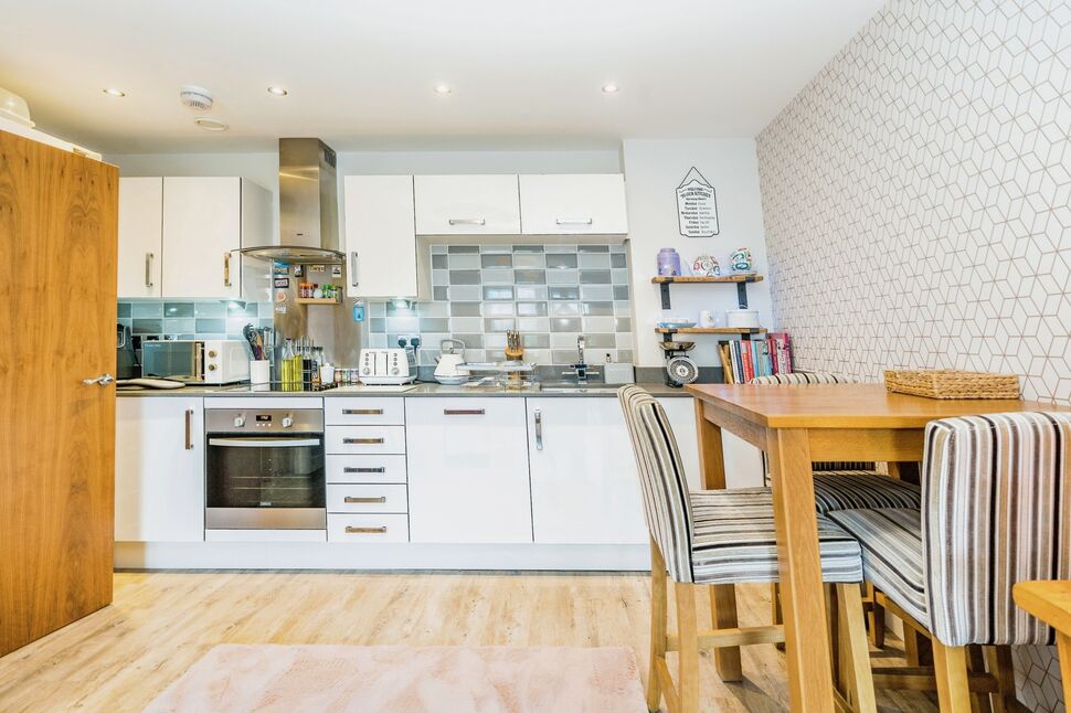 2 bedroom Flat for sale, Pearl Lane, Gillingham, ME7 £240,000