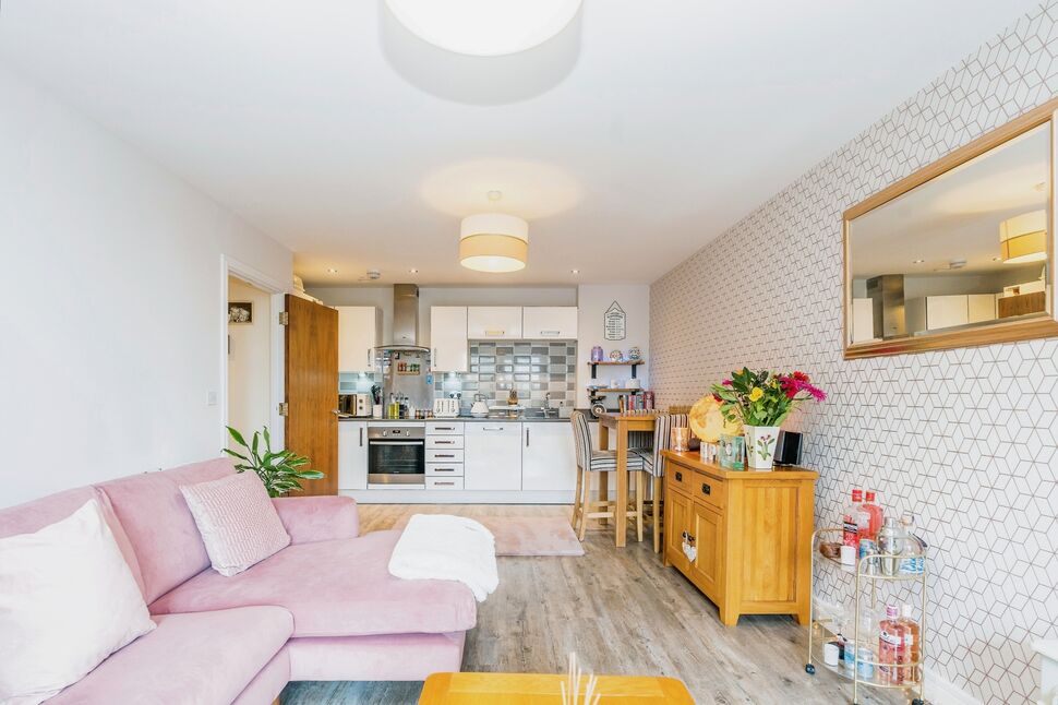 2 bedroom Flat for sale, Pearl Lane, Gillingham, ME7 £240,000