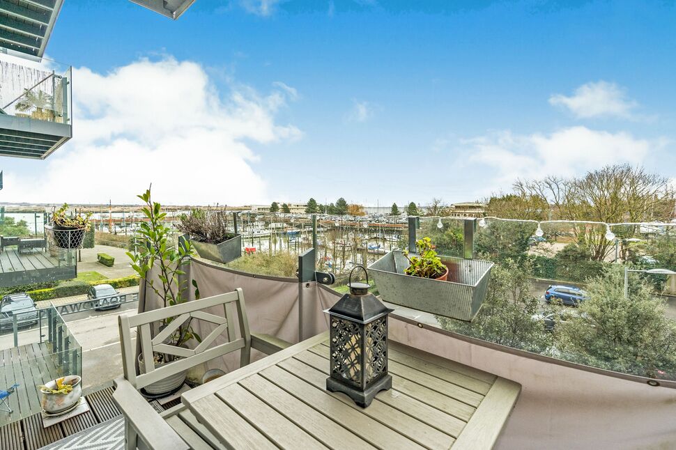 2 bedroom Flat for sale, Pearl Lane, Gillingham, ME7 £240,000