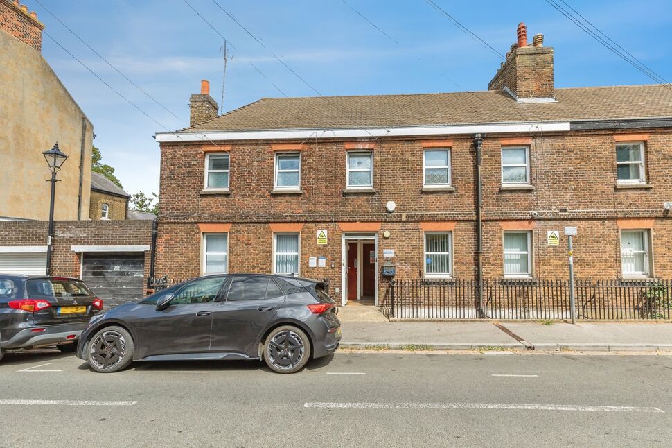 Main image of 3 bedroom Flat for sale, Garden Street, Gillingham, Kent, ME7