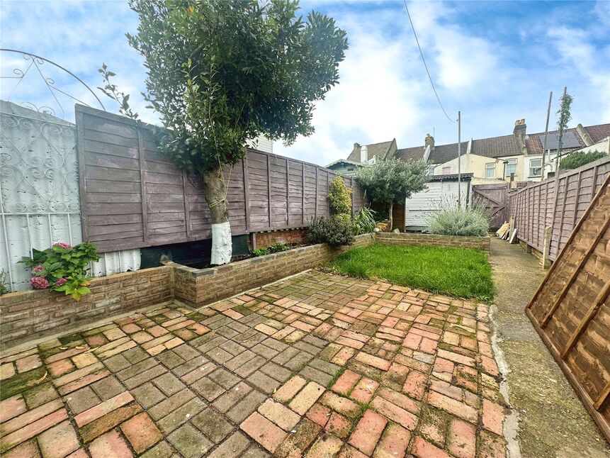 3 bedroom Mid Terrace House to rent, Chaucer Road, Gillingham, ME7 £