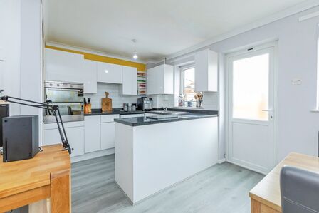 Tangmere Close, 3 bedroom Mid Terrace House for sale, £290,000