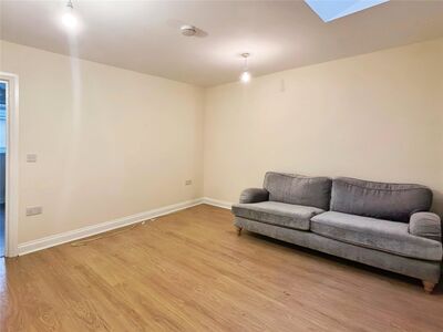Canterbury Street, 1 bedroom  Flat to rent, £1,000 pcm