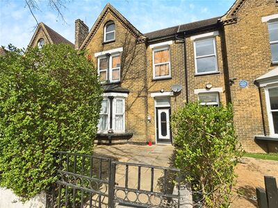 Railway Street, 1 bedroom  Flat for sale, £130,000