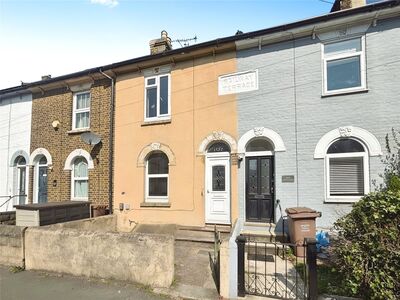 Gillingham, 3 bedroom Mid Terrace House to rent, £1,400 pcm