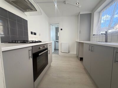3 bedroom Mid Terrace House to rent