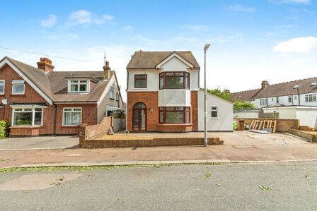 Hunters Way West, 4 bedroom Detached House for sale, £600,000