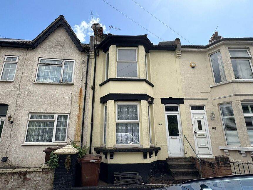3 bedroom Mid Terrace House for sale