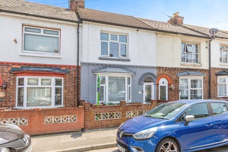2 bedroom Mid Terrace House for sale