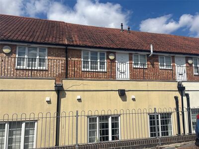 Central Parade, 2 bedroom  Flat to rent, £1,200 pcm