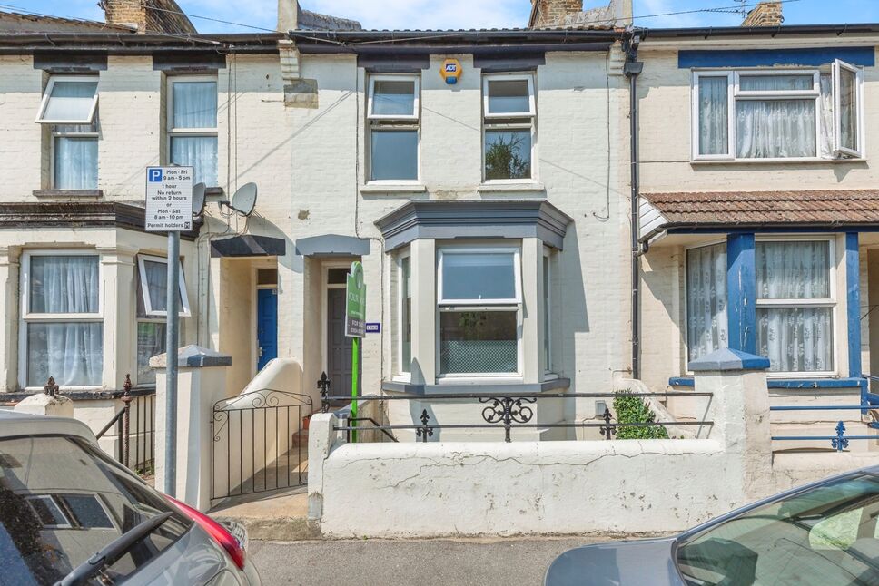 Main image of 1 bedroom House for sale, Richmond Road, Gillingham, Kent, ME7