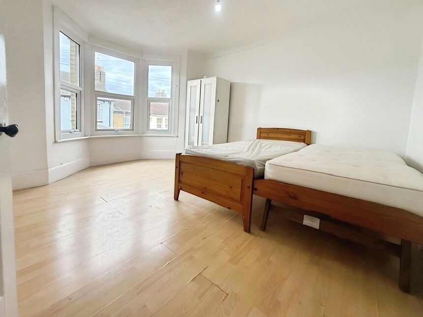 Main image of 3 bedroom Flat to rent, Shakespeare Road, Gillingham, Kent, ME7