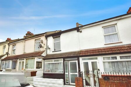 Albany Road, 4 bedroom Mid Terrace House to rent, &pound;1,500 pcm