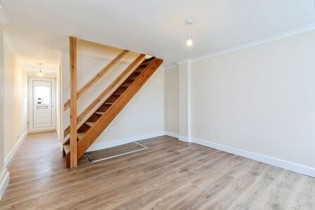 3 bedroom Mid Terrace House for sale