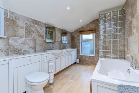 2 bedroom End Terrace House for sale