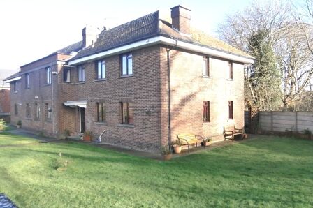 Sir Evelyn Road, 3 bedroom Flat to rent, &pound;1,200 pcm