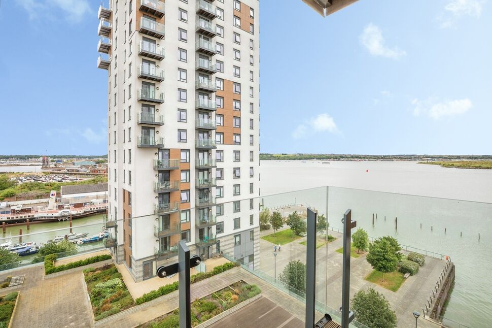 2 bedroom Flat for sale