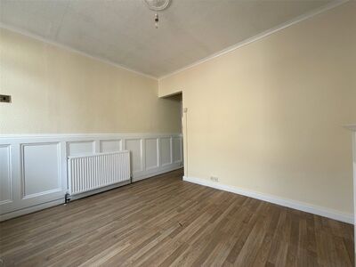 West Street, 3 bedroom Mid Terrace House to rent, &pound;1,350 pcm